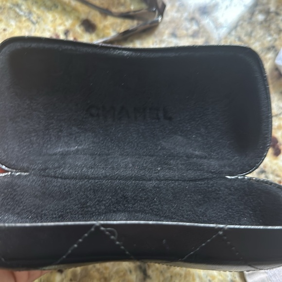 Beautiful Authentic Chanel CC Logo Sunglasses - Picture 10 of 16